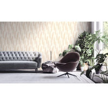 Wohnzimmer mit Sofa, Sessel, Zimmerpflanzen und Tapete mit Federdesign.