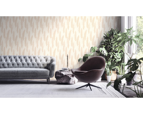 Wohnzimmer mit Sofa, Sessel, Zimmerpflanzen und Tapete mit Federdesign.