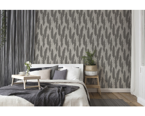 Schlafzimmer mit Bett, Nachttisch, Vorhängen und Tapete mit Pflanzenmuster