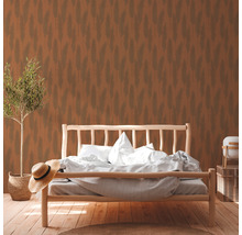 Schlafzimmer mit gemusterten Tapeten und Holzrahmenbett