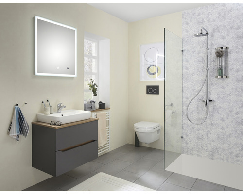 Modernes Badezimmer mit Waschtisch, Spiegelschrank, Toilette und Dusche.