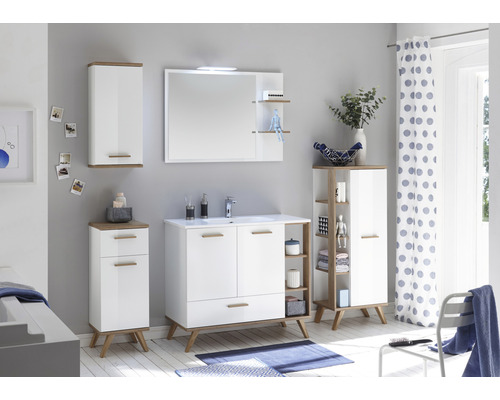 Helles Badezimmer-Set mit Waschtisch, Spiegelschrank und Hochschränken im modernen Design.