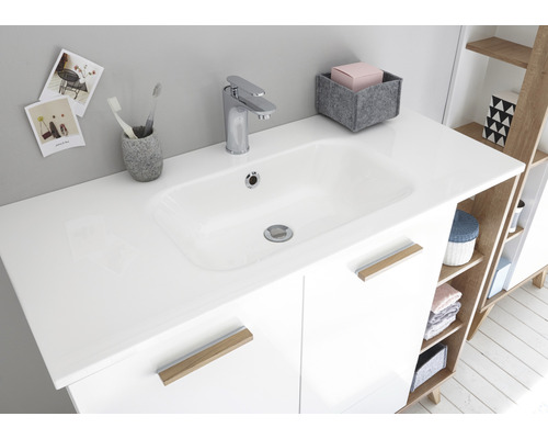 Badezimmer mit Waschbecken, Armatur, Unterschrank und Regal für Badutensilien