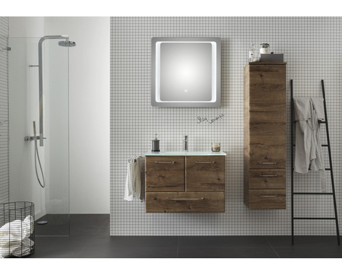 Badezimmer mit Dusche, Waschtisch, Spiegelschrank und Hochschrank aus Holz