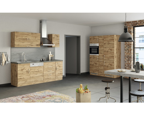 Cuisine moderne avec façades en bois, évier, hotte aspirante et appareils intégrés dans une pièce lumineuse.