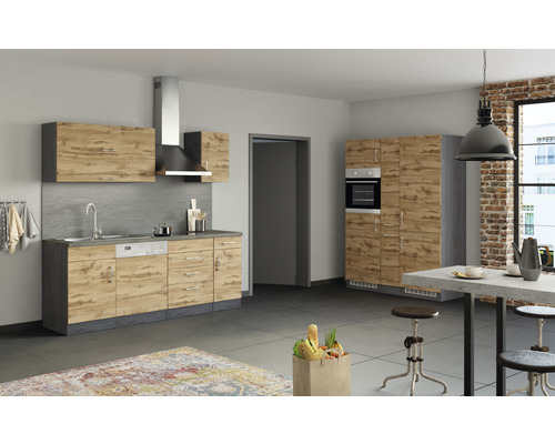 Cuisine complète avec évier, hotte aspirante, meubles hauts et appareils intégrés dans un design moderne.