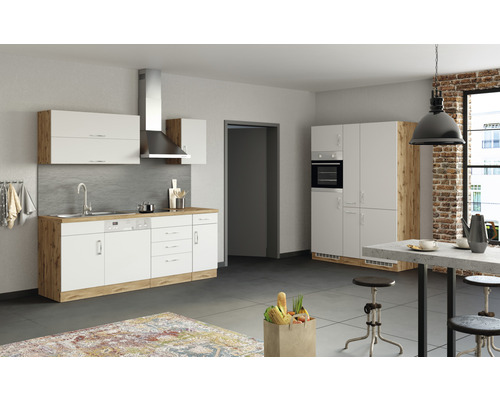 Cuisine claire avec kitchenette, hotte aspirante et table à manger