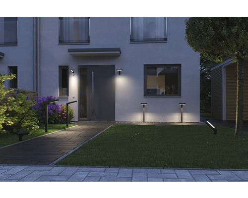 Beleuchteter Hauseingang mit Wegbeleuchtung und Fassadenleuchten