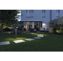 Beleuchteter Garten mit Rasen, Steinplattenweg und modernen Gartenleuchten