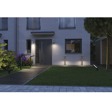 Beleuchtetes modernes Haus mit Gartenweg und Aussenleuchten
