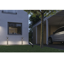 Szene mit Haus, Carport und Gartenbeleuchtung