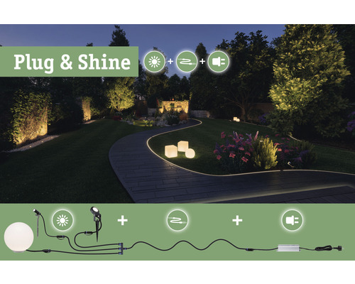 Abendliche Gartenszene mit Plug and Shine Beleuchtungssystem.