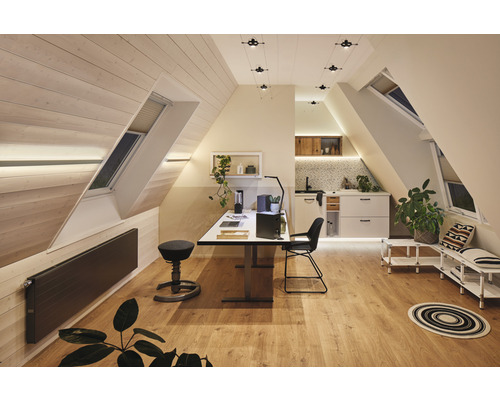 Dachgeschosszimmer mit Dachfenstern, Arbeitsbereich und Küchenzeile