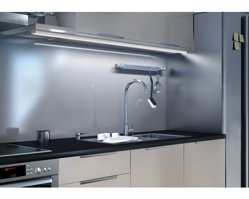 Profilé aluminium 1 m avec diffuseur aluminium/anodisé Scène de cuisine avec évier, ustensiles de cuisine et éclairage LED sous l''élément haut