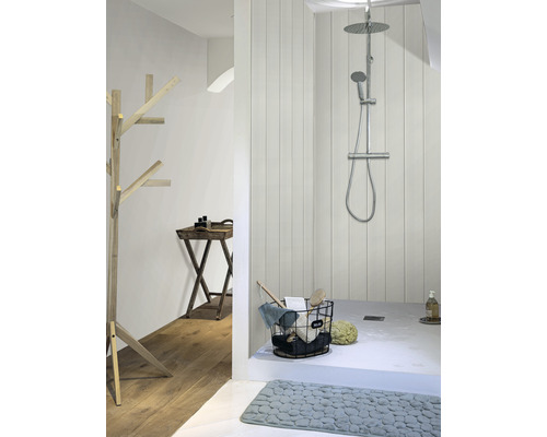 Salle de bains avec douche, étagère en bois et tapis de bain pour une atmosphère lumineuse et accueillante.