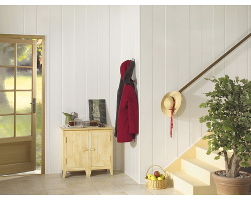 Couloir avec lambris, commode et escalier