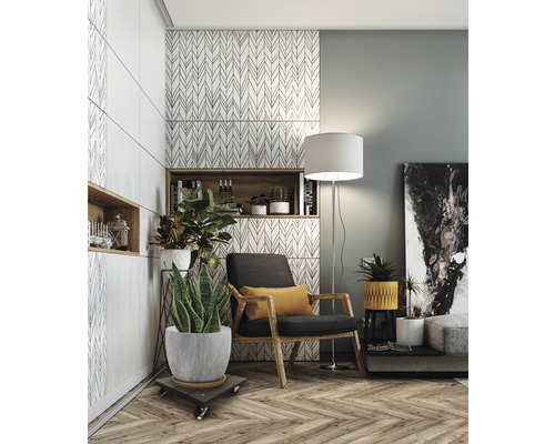 Salon avec fauteuil, lampadaire, plantes d''intérieur et étagères murales