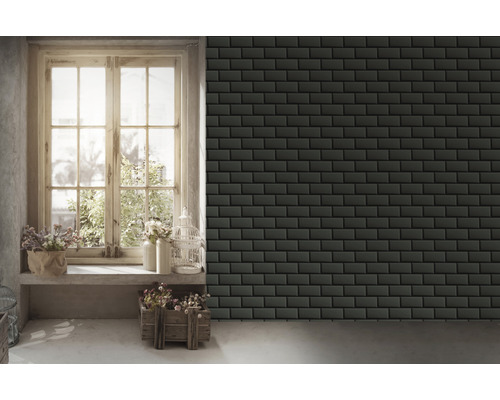 Décoration murale décorative avec des carreaux de métro à côté d''une fenêtre avec des fleurs