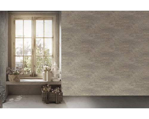 Intérieur avec fenêtre, décoration et revêtement mural aspect marbre.