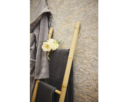 Badezimmer Szene mit Handtüchern, Bademantel und Bambusleiter