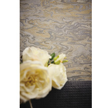 Papier peint à motif de marbre et arrangement floral