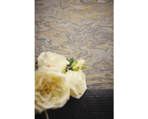 Tapete mit Marmormuster und Blumenarrangement