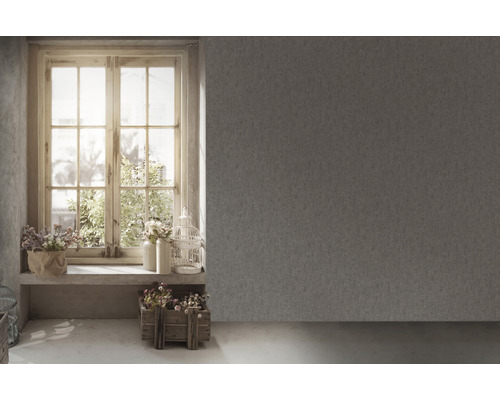 Pièce lumineuse avec fenêtre, fleurs et papier peint textile