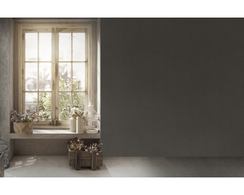 Heller Raum mit Fenster, Blumenarrangements und dekorativem Vogelkäfig.
