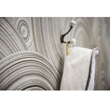 Papier peint à motifs avec patère et serviette