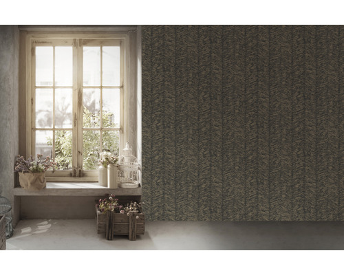 Dekorative Wand mit Muster neben Fenster mit Blumenschmuck.