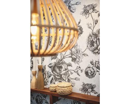 Dekorative Szene mit floraler Tapete, Holzregal und Rattan-Details