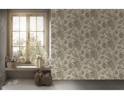 Intérieur avec papier peint à fleurs, fenêtre et décorations.