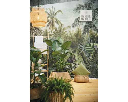 Salle de bains décorative avec papier peint tropical, plantes dans des paniers tressés, étagère en bambou et lampe en rotin
