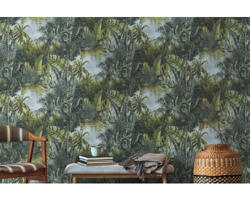 Pièce avec papier peint jungle, chaise et éléments décoratifs