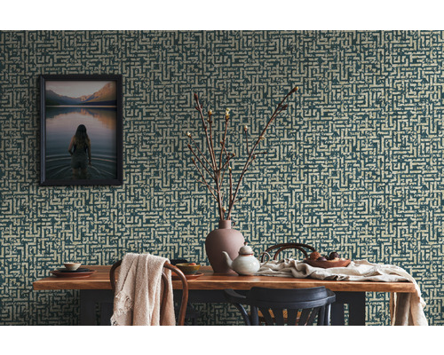 Esszimmer mit gemusterter Tapete, Holztisch und Dekoration