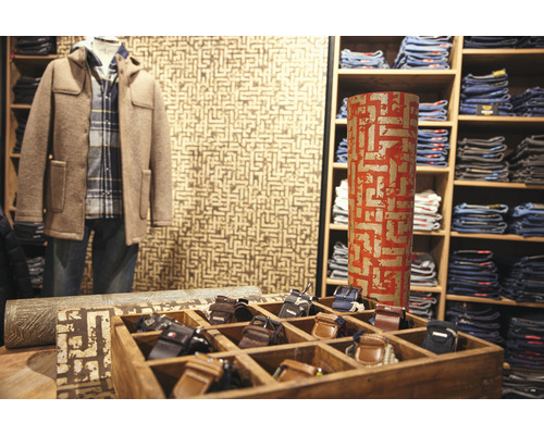 Innenraumansicht eines Bekleidungsgeschäfts mit Jacke, Jeans und Gürteln