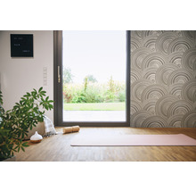 Pièce à vivre avec papier peint décoratif, tapis de yoga et vue sur la verdure