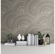 Gros plan d''un mur avec du papier peint circulaire et des objets de décoration sur une table.