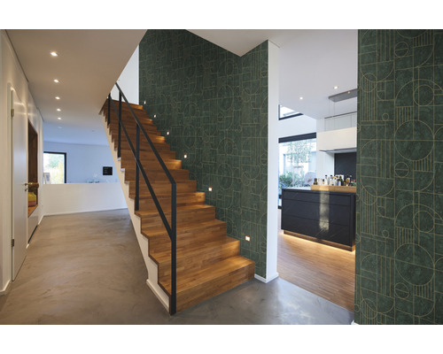 Cage d''escalier avec escalier en bois, papier peint à motifs et design minimaliste