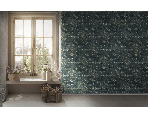 Dekoratives Zimmer mit gemusterter Tapete, Fenster und Blumenarrangements.