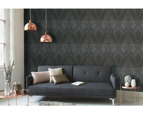 Wohnzimmer mit grauer Tapete, Sofa und Pendelleuchten