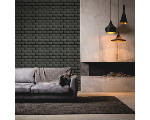 Salon avec canapé, cheminée et mur de briques