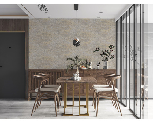 Esszimmer mit Holztisch, Stühlen und Anrichte