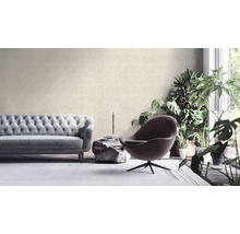 Salon avec canapé, fauteuil et papier peint à motifs
