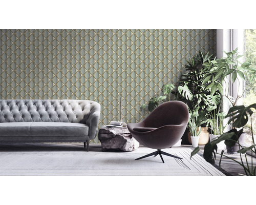 Wohnzimmer mit Sofa, Sessel, Zimmerpflanzen und gemusterter Tapete
