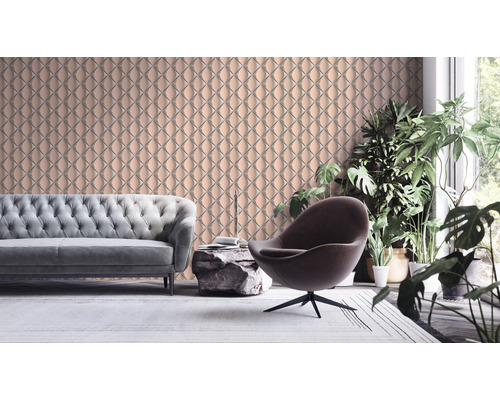 Helles Wohnzimmer mit Sofa, Sessel und gemusterter Tapete für ein stilvolles Ambiente