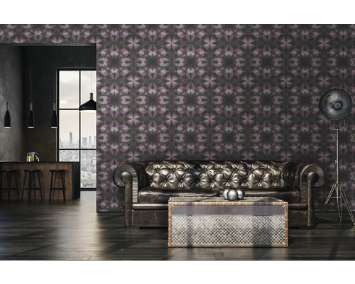 Wohnzimmer mit gemusterter Tapete, Ledersofa, Tisch und Stehleuchte