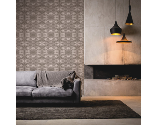 Salon avec papier peint à motifs, canapé, tapis, cheminée et suspensions