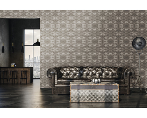 Salon avec papier peint à motifs, canapé en cuir et lampadaire