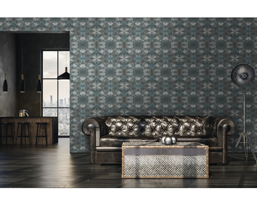 Salon avec papier peint à motifs étoilés, canapé en cuir et lampadaire